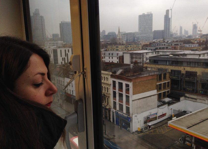 Annalisa Albanese, foto di profilo, con vista su città