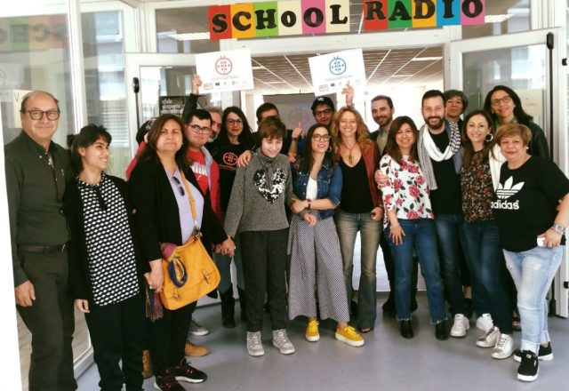 progetto school radio, foto di gruppo, ambiente interno