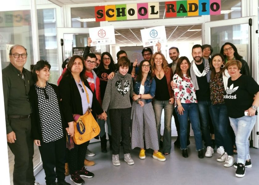 progetto school radio, foto di gruppo, ambiente interno