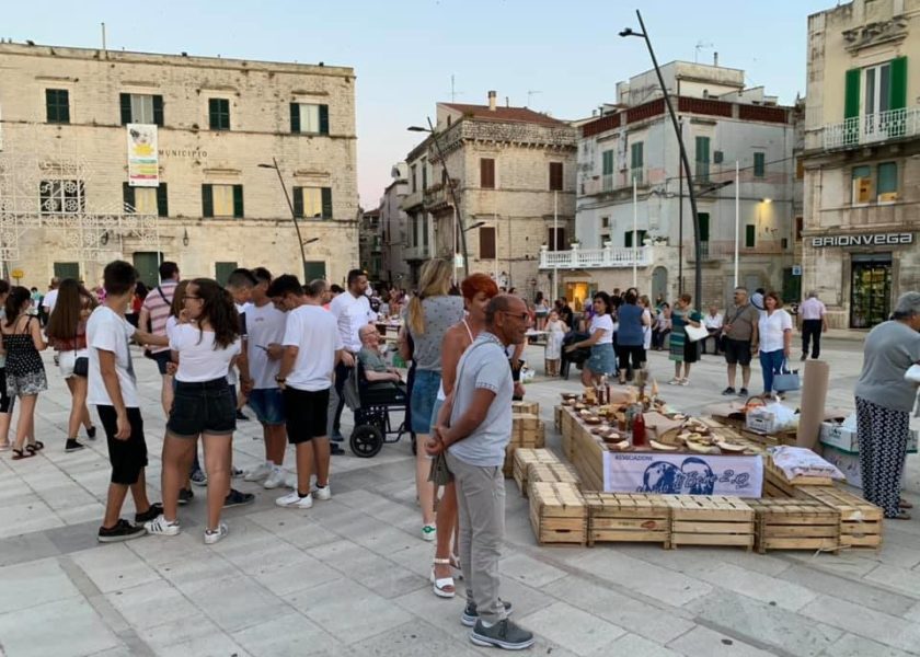 foto panoramica su gruppo di persone in piazza matteotti